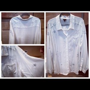 Ivory crinkle blouse with silver star motif. Torrid size 3.